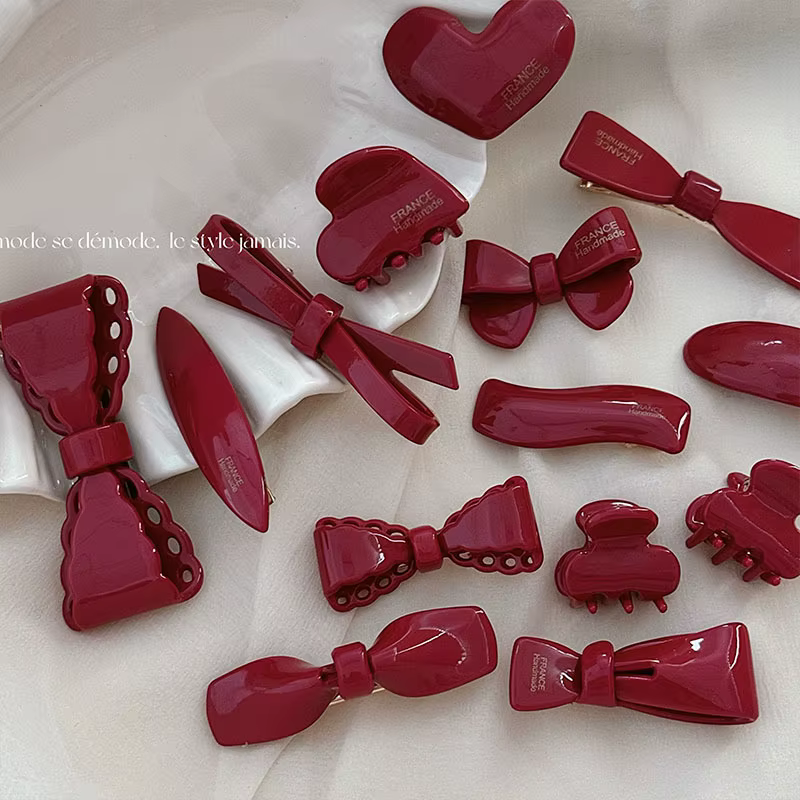 Pince à bec de canard avec nœud rouge vin