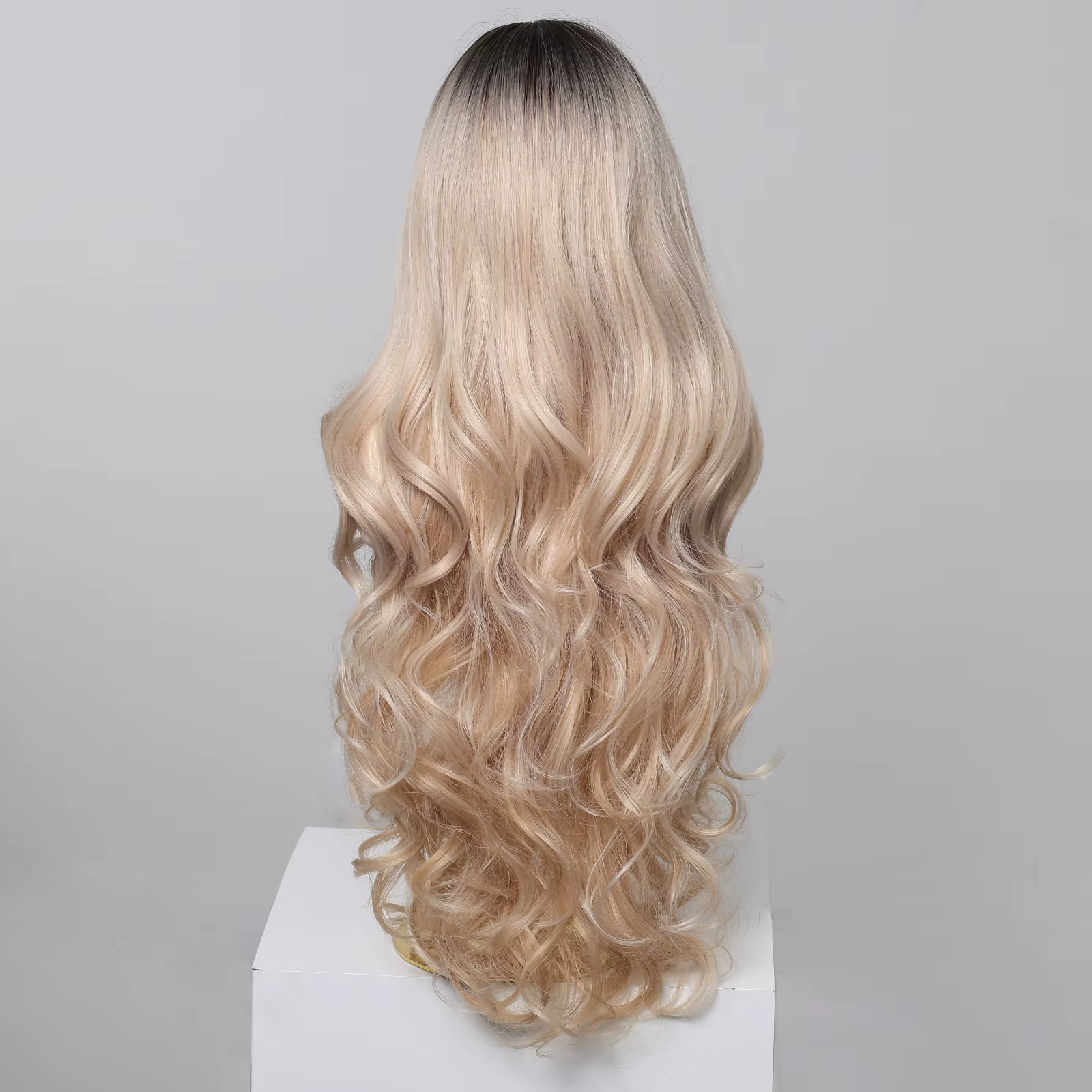 Perruques synthétiques ondulées blondes ombrées avec frange pour femmes
