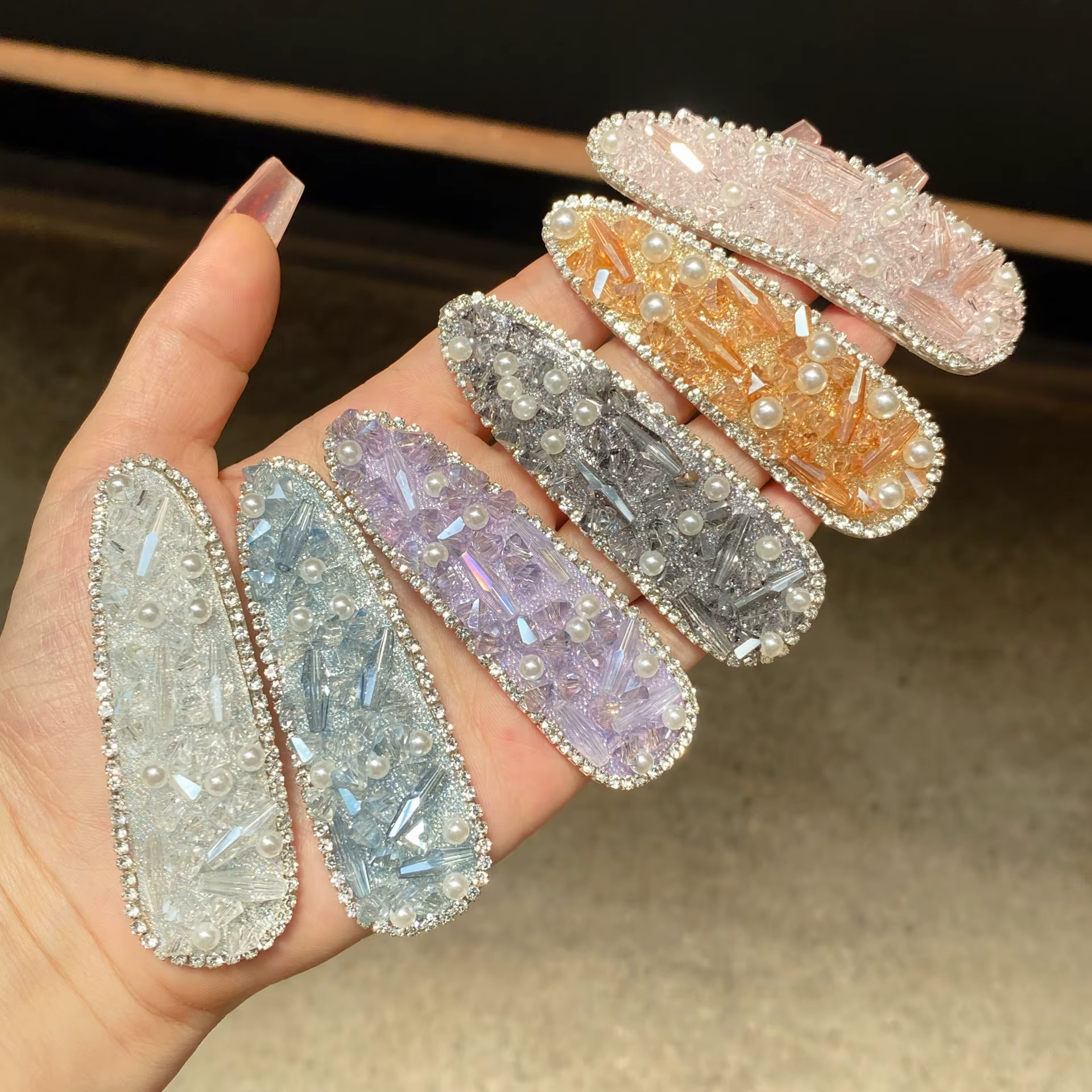 Pince à cheveux en strass : élégante et polyvalente pour femme