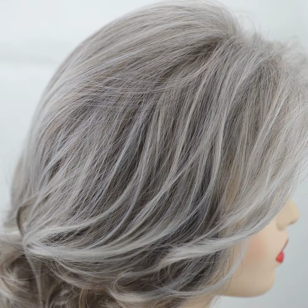 Perruque synthétique courte bouclée ombrée grise pour femmes d'âge moyen