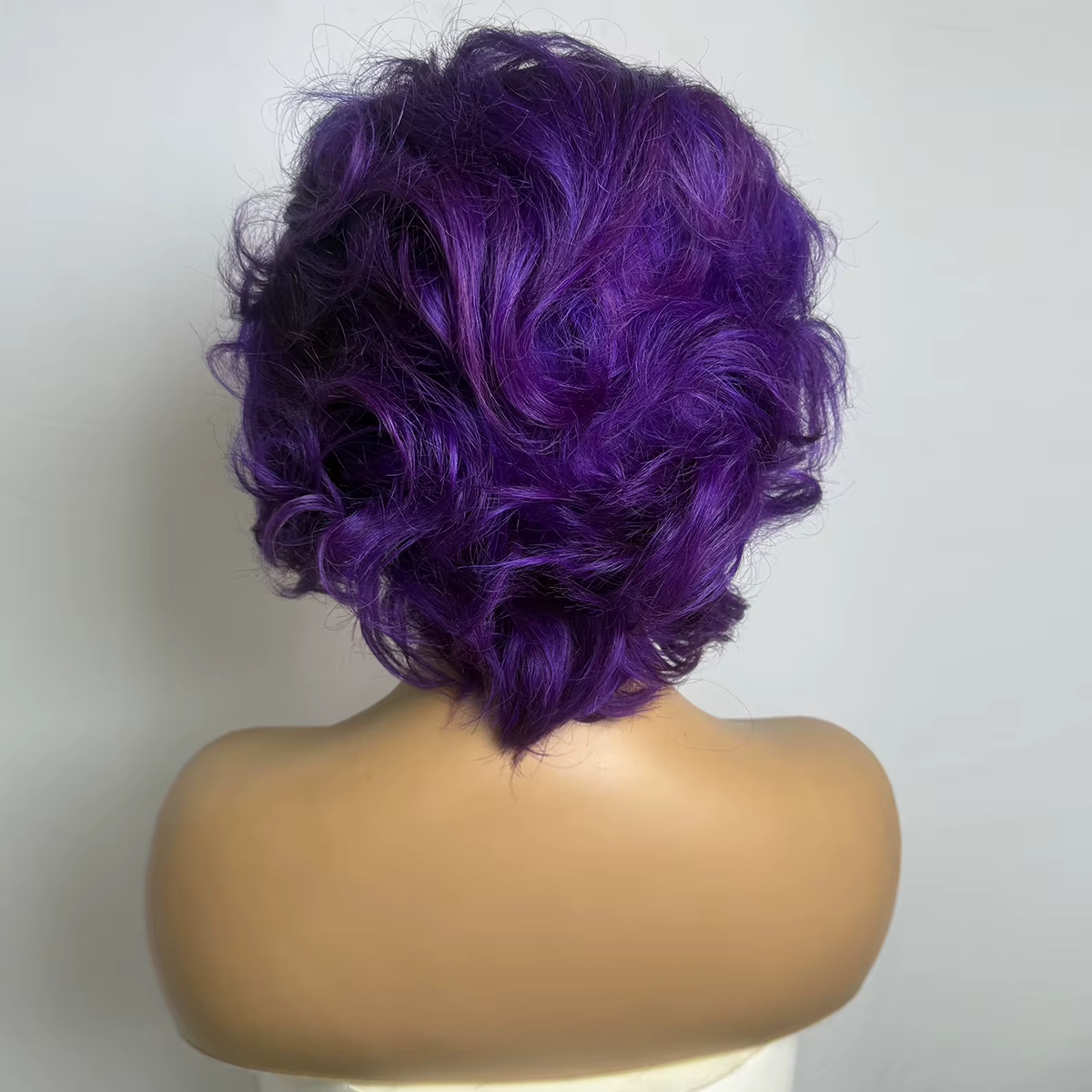 Perruques courtes bouclées violettes style pixie