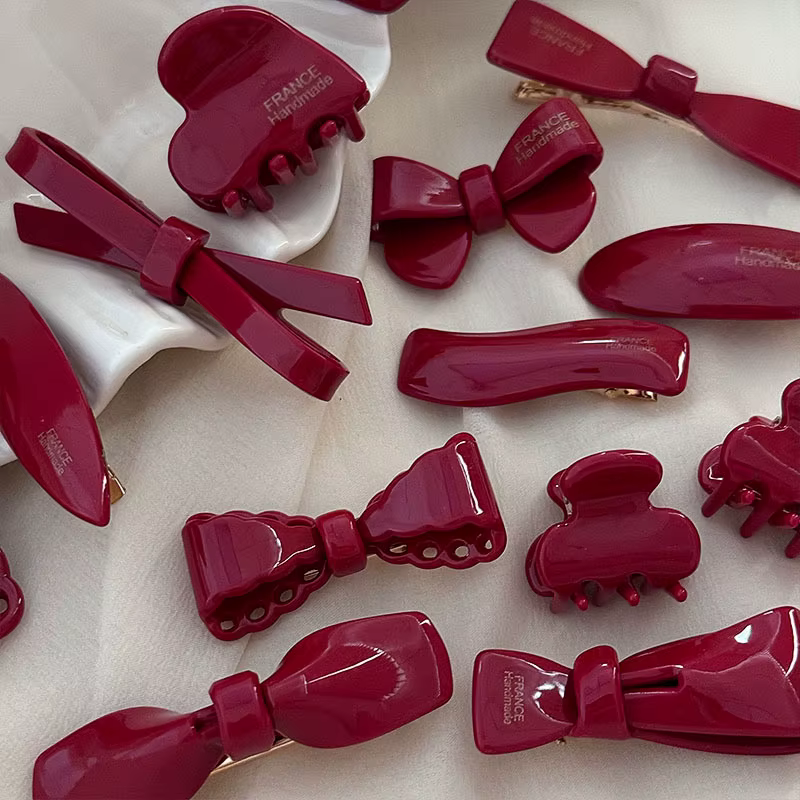 Pince à bec de canard avec nœud rouge vin