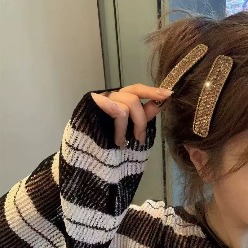 Pince à cheveux diamantée avec frange latérale et cheveux rebelles