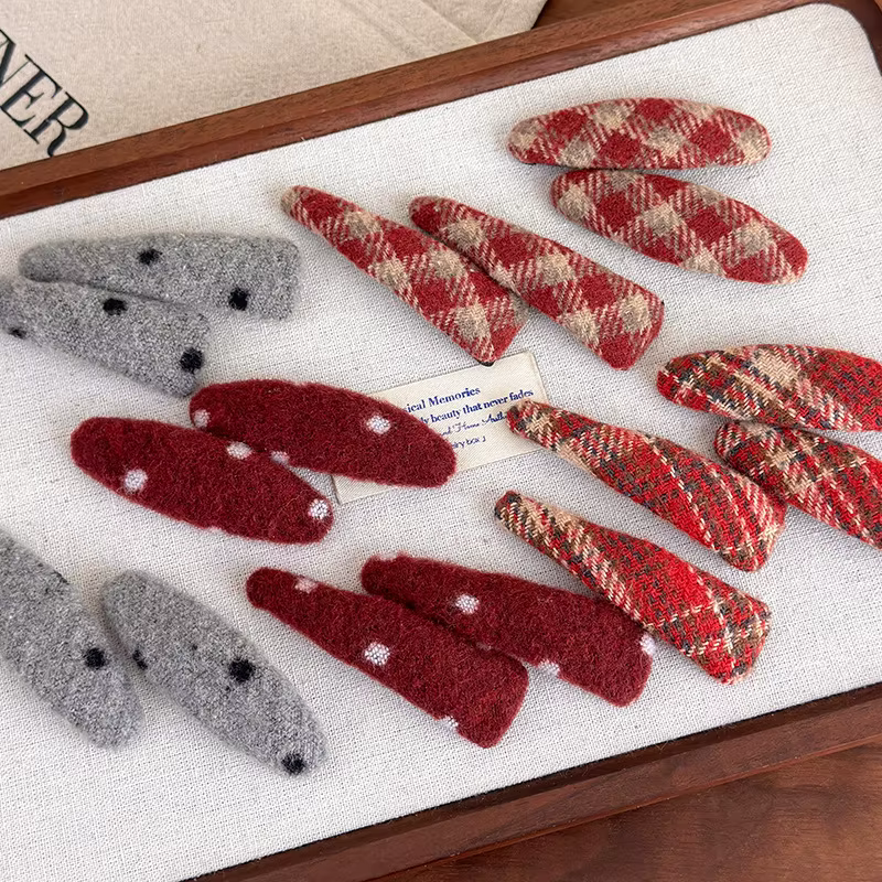 Barrette à cheveux en tissu écossais à pois rouges