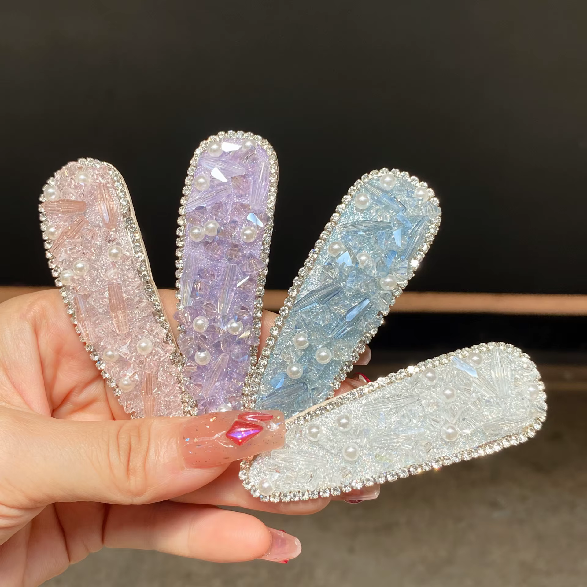 Pince à cheveux en strass : élégante et polyvalente pour femme