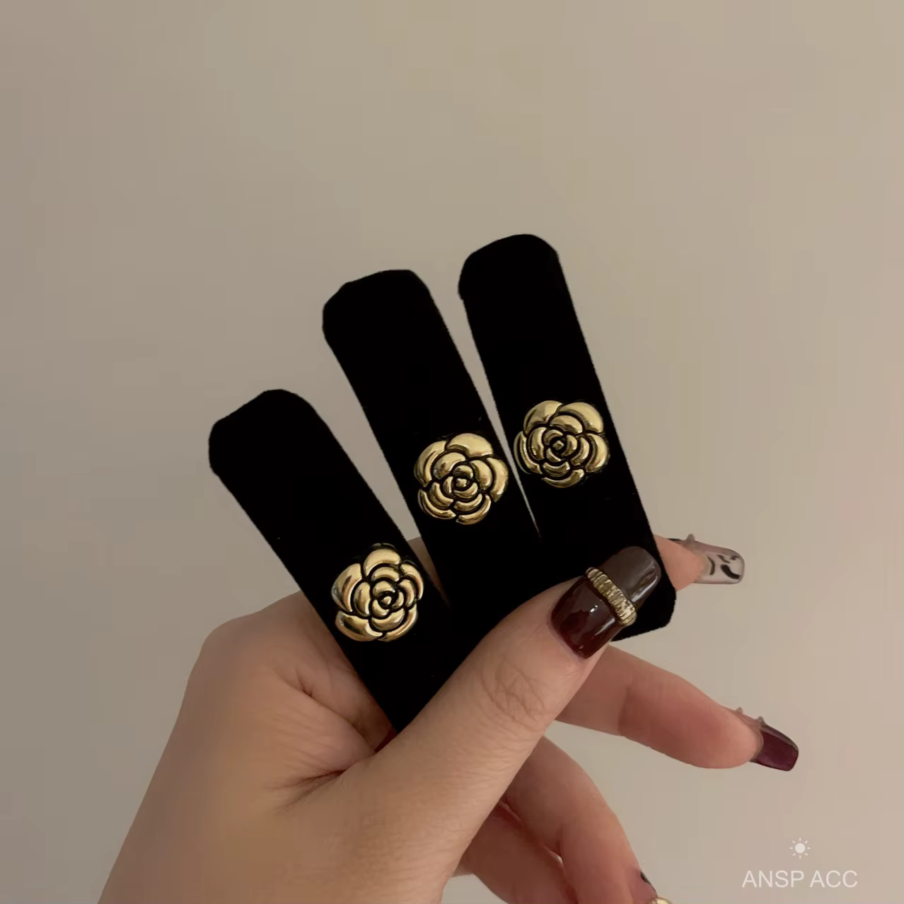 Barrettes camélia en velours noir pour femmes