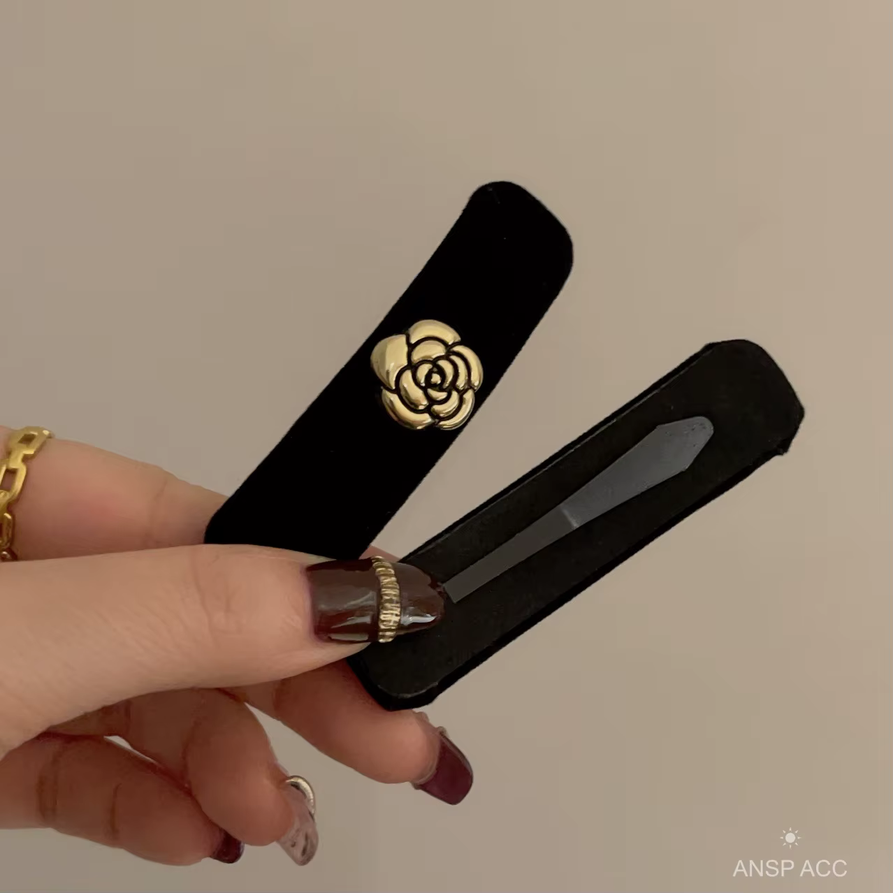 Barrettes camélia en velours noir pour femmes