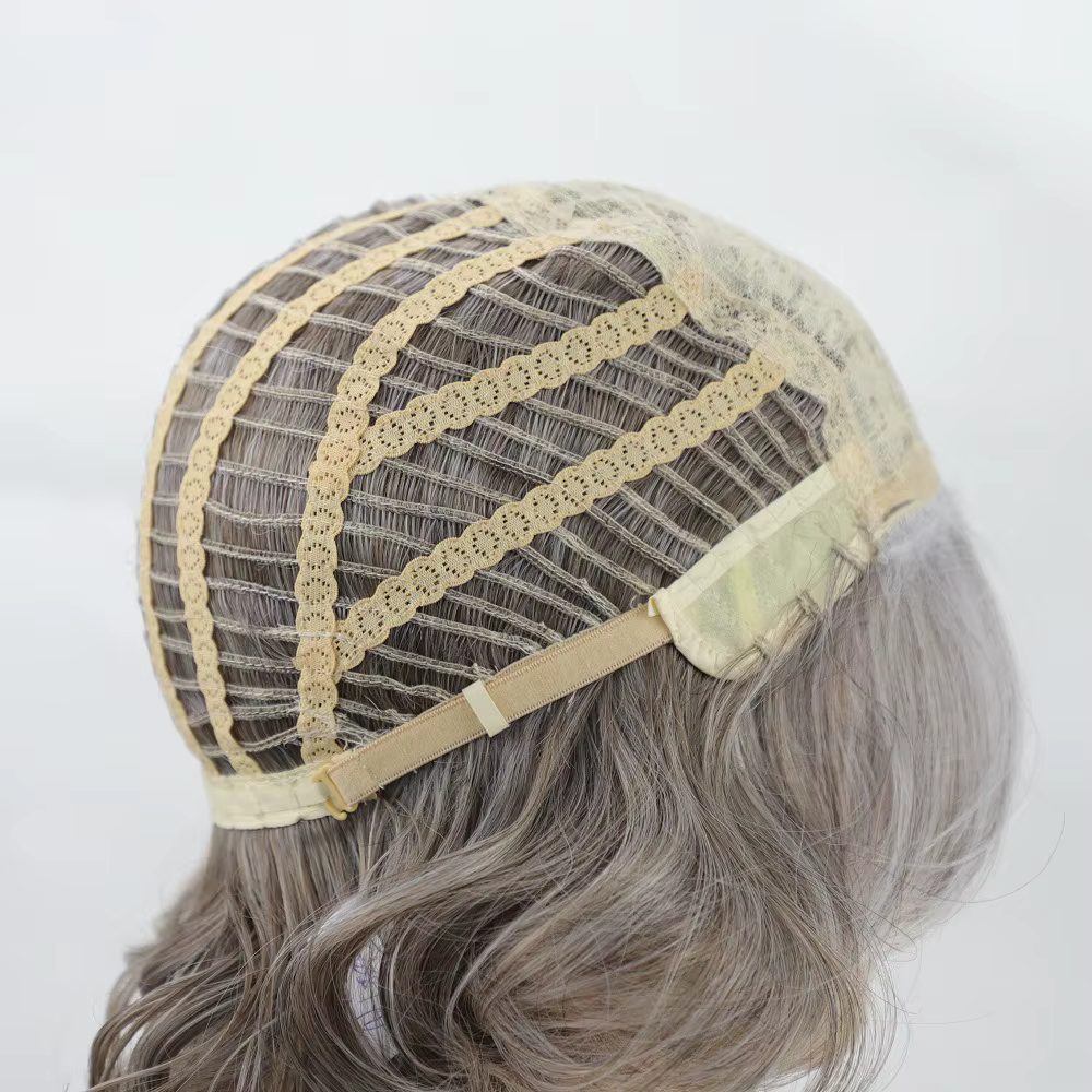 Perruque synthétique courte bouclée ombrée grise pour femmes d'âge moyen
