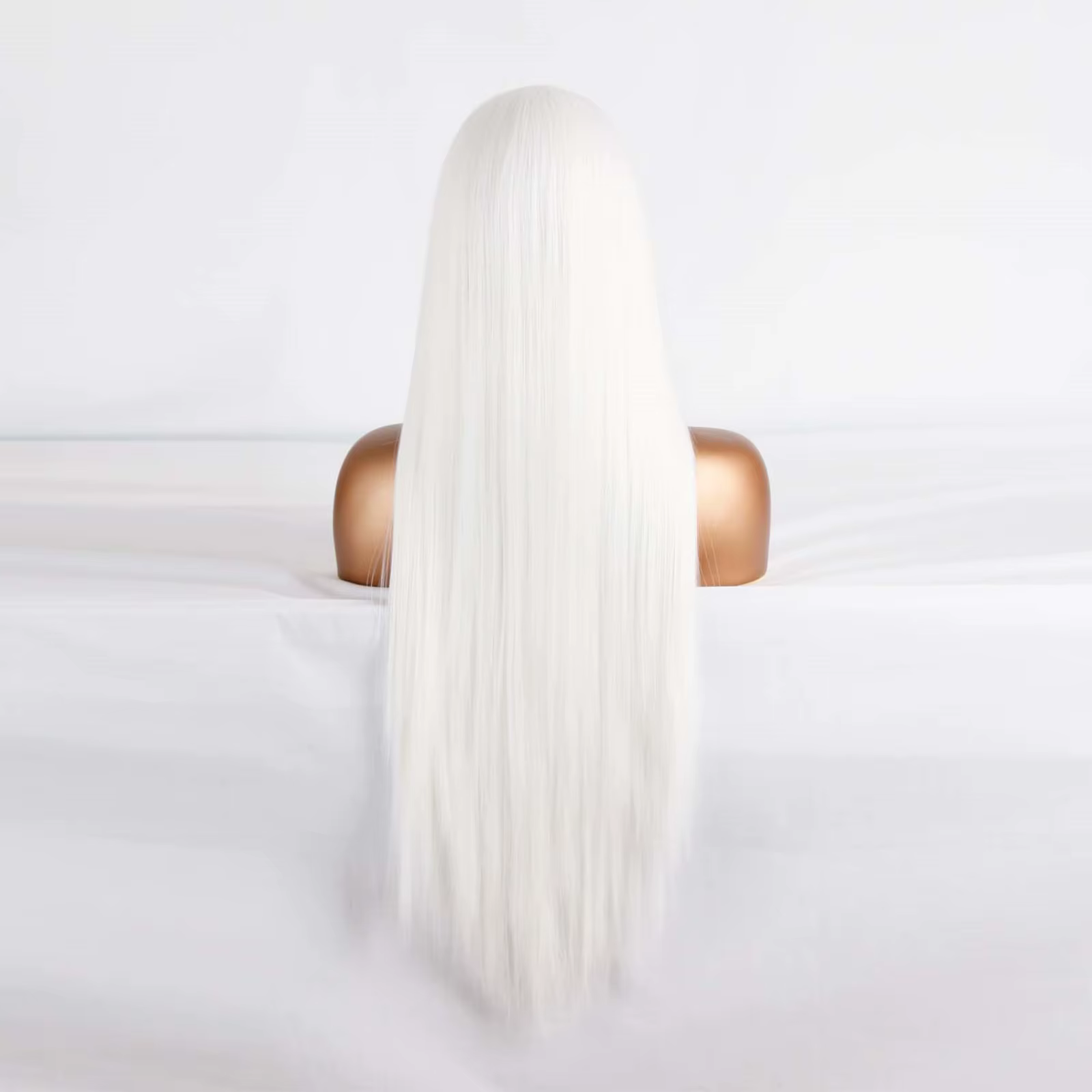 Perruque blanche droite synthétique dentelle avant