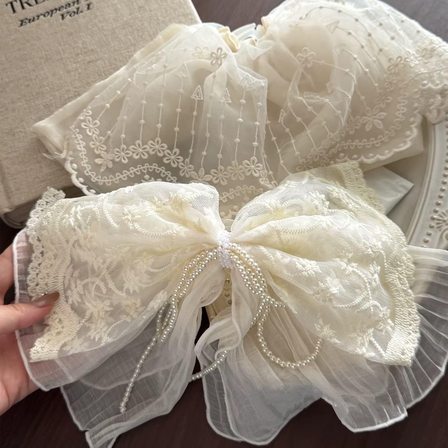 Pince à cheveux en dentelle avec nœud