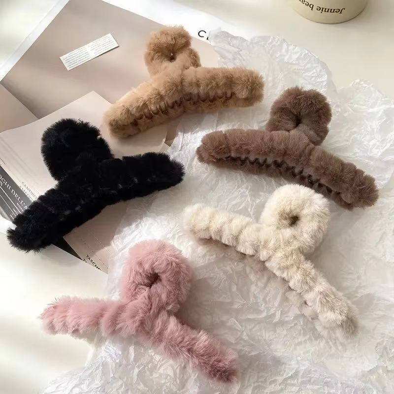Pince à cheveux en fausse fourrure d'hiver pour femmes
