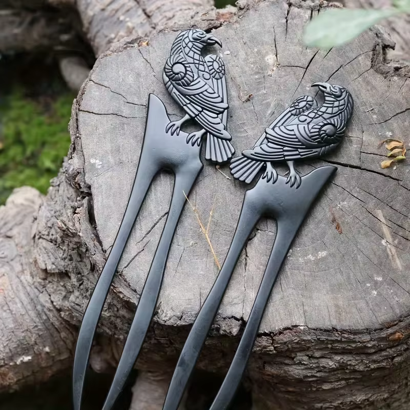 1 épingle à cheveux vintage (avec décoration corbeau viking)