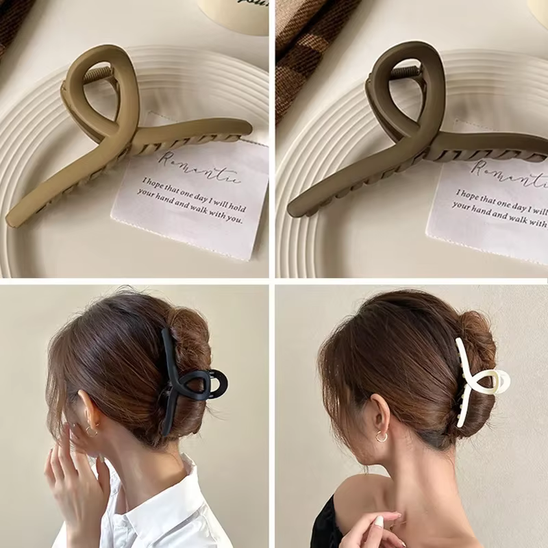 Pince à cheveux croisée mate pour femmes