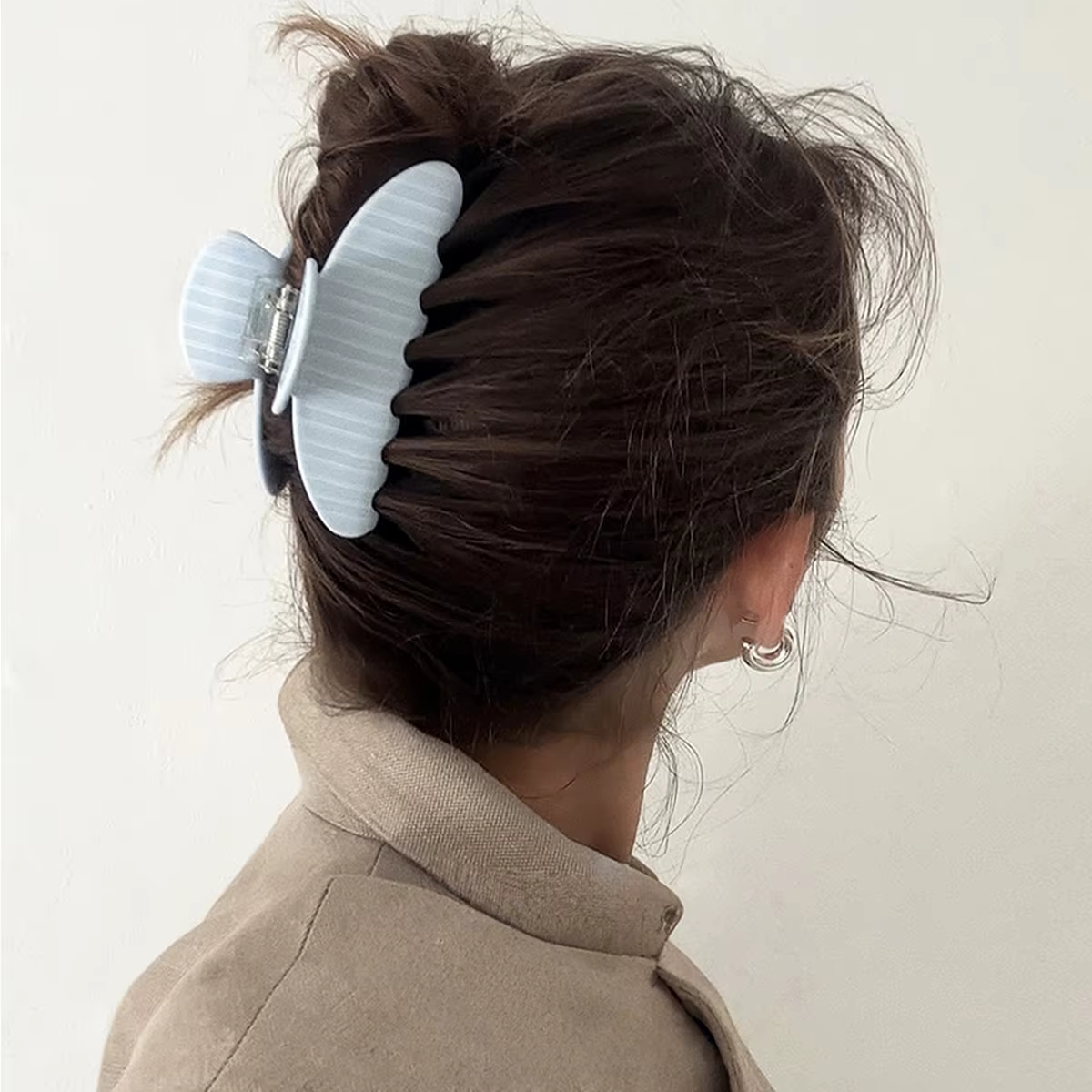 1 pince à cheveux rayée