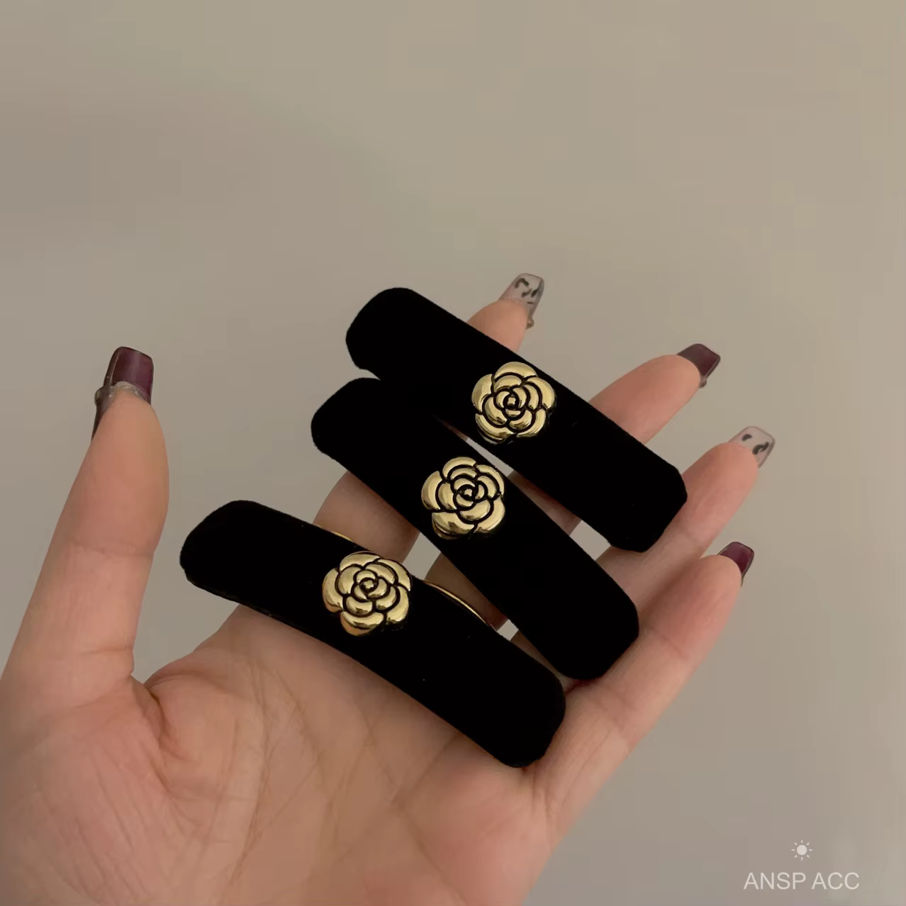 Barrettes camélia en velours noir pour femmes