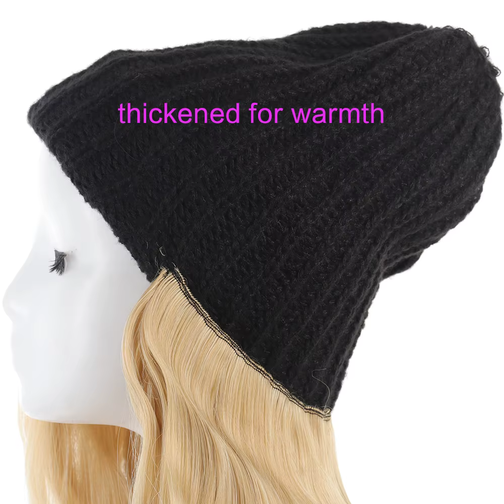Bonnet en tricot avec extensions de cheveux synthétiques longues et ondulées intégrées