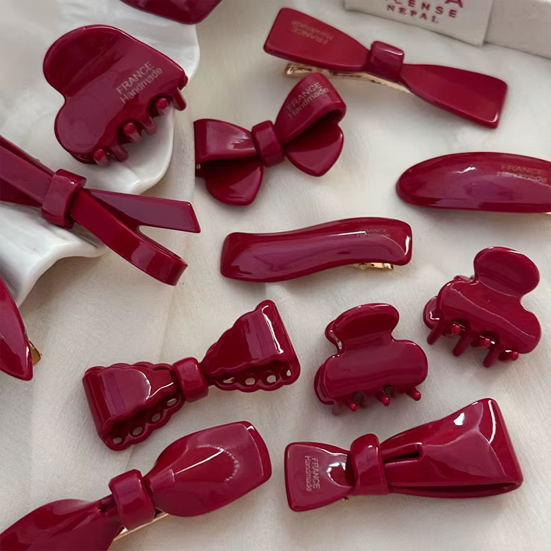 Pince à bec de canard avec nœud rouge vin