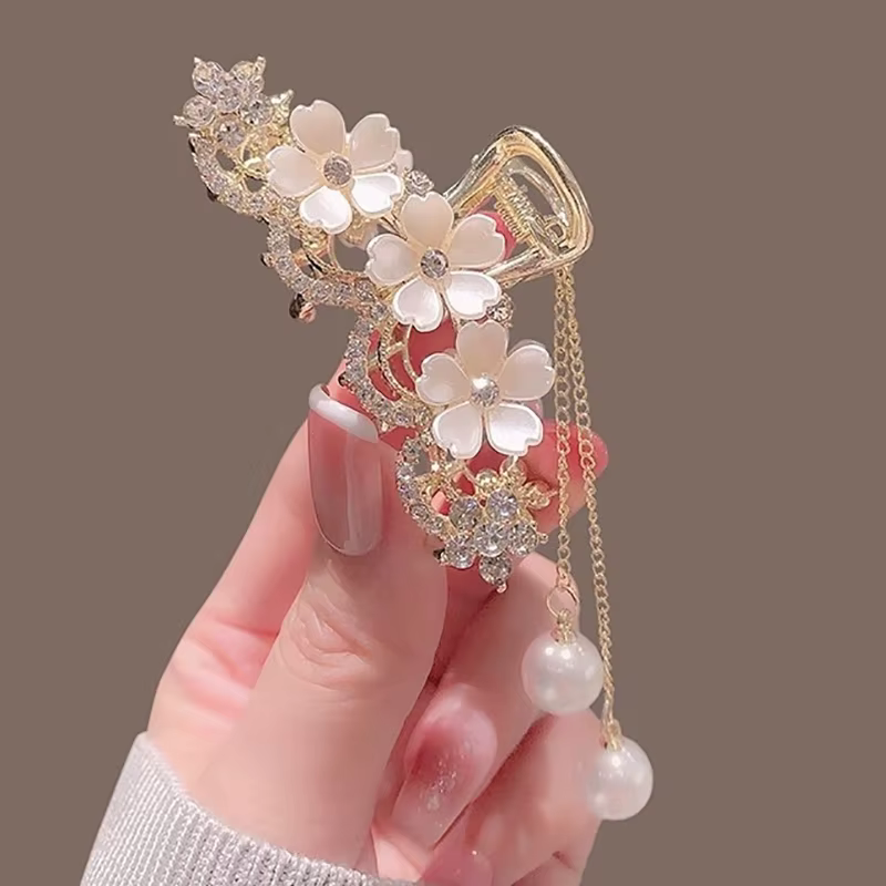 Pince à cheveux en métal avec pompon pour femme