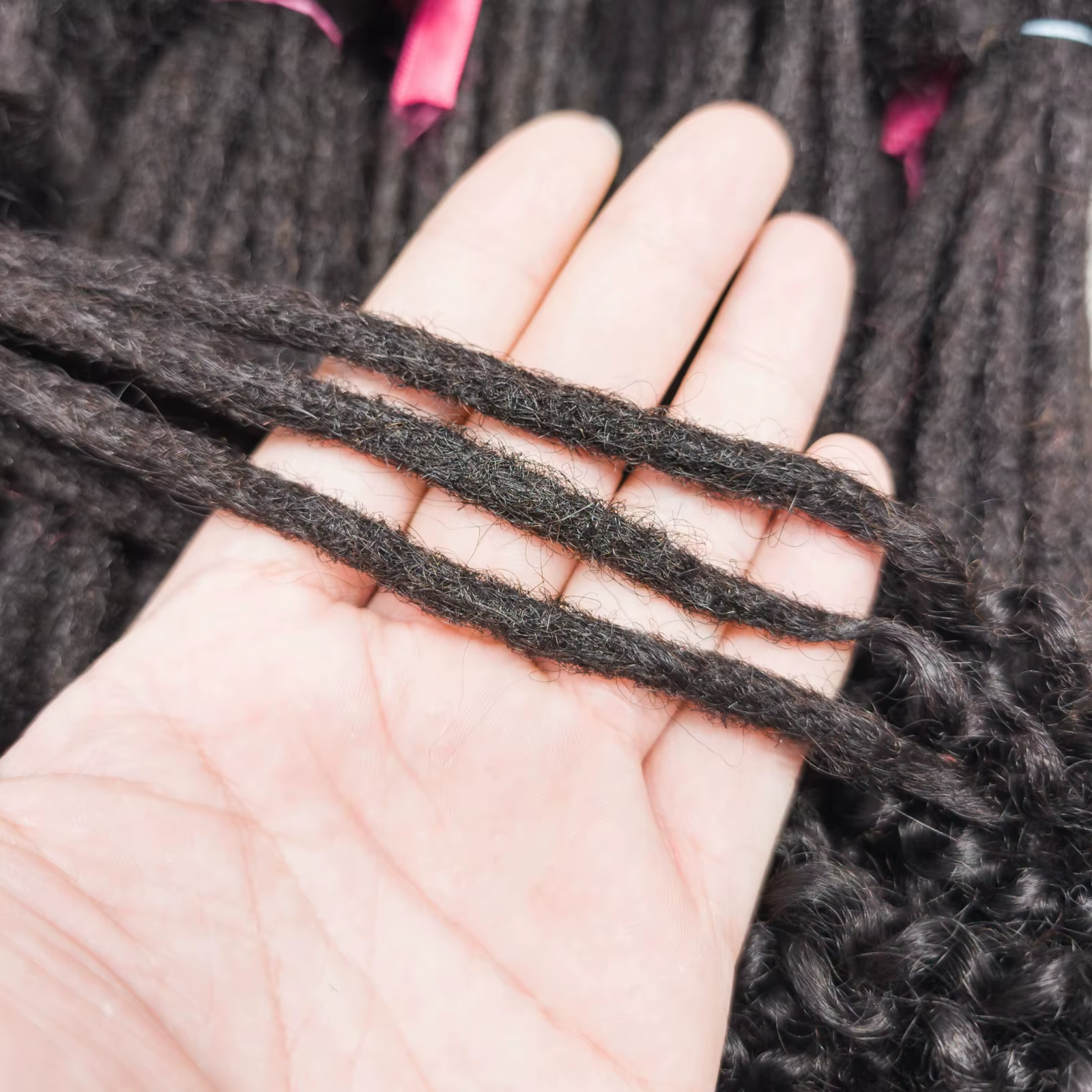 Extensions de dreadlock de cheveux humains naturels avec extrémités bouclées 8-12 pouces Extension de serrures de queue bouclée à la main pour femmes hommes 10 brins