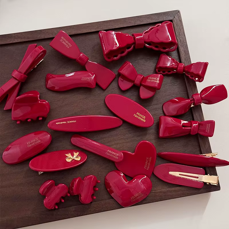 Pince à bec de canard avec nœud rouge vin