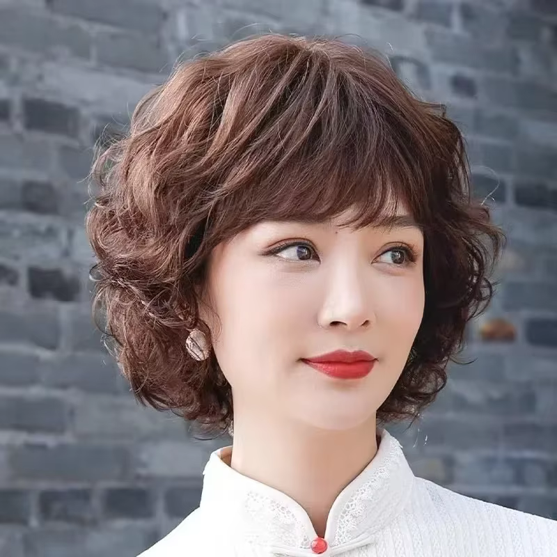 Perruque asiatique bouclée de couleur naturelle/marron foncé