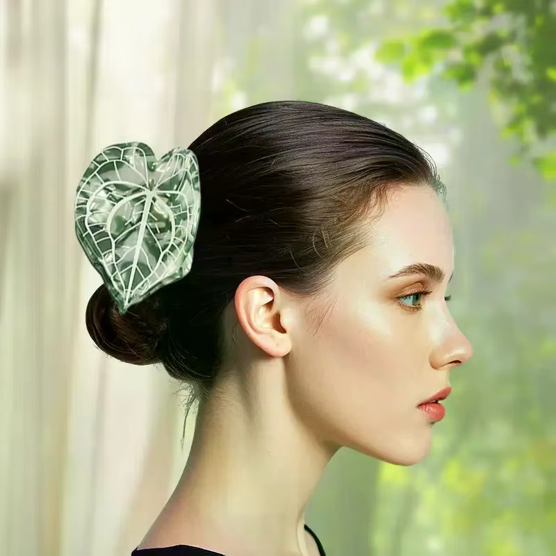 Pince à cheveux en acétate écologique motif feuilles de la série Forêt