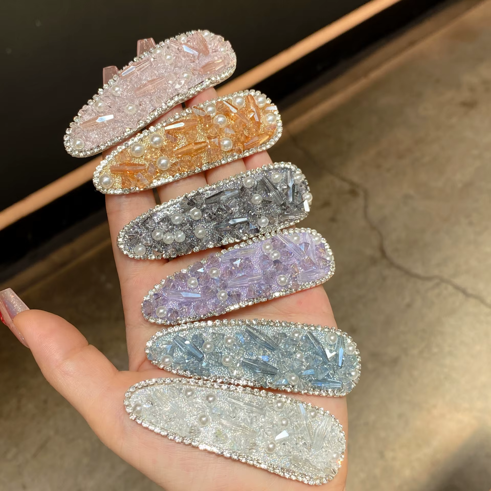 Pince à cheveux en strass : élégante et polyvalente pour femme