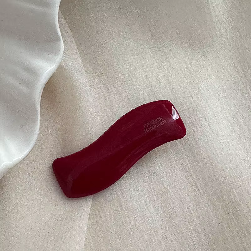 Pince à bec de canard avec nœud rouge vin