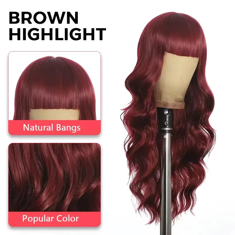 Perruque synthétique couleur vin rouge avec cheveux longs bouclés et frange pour un usage quotidien en fête. Fabriqué en fibre capillaire haute température.