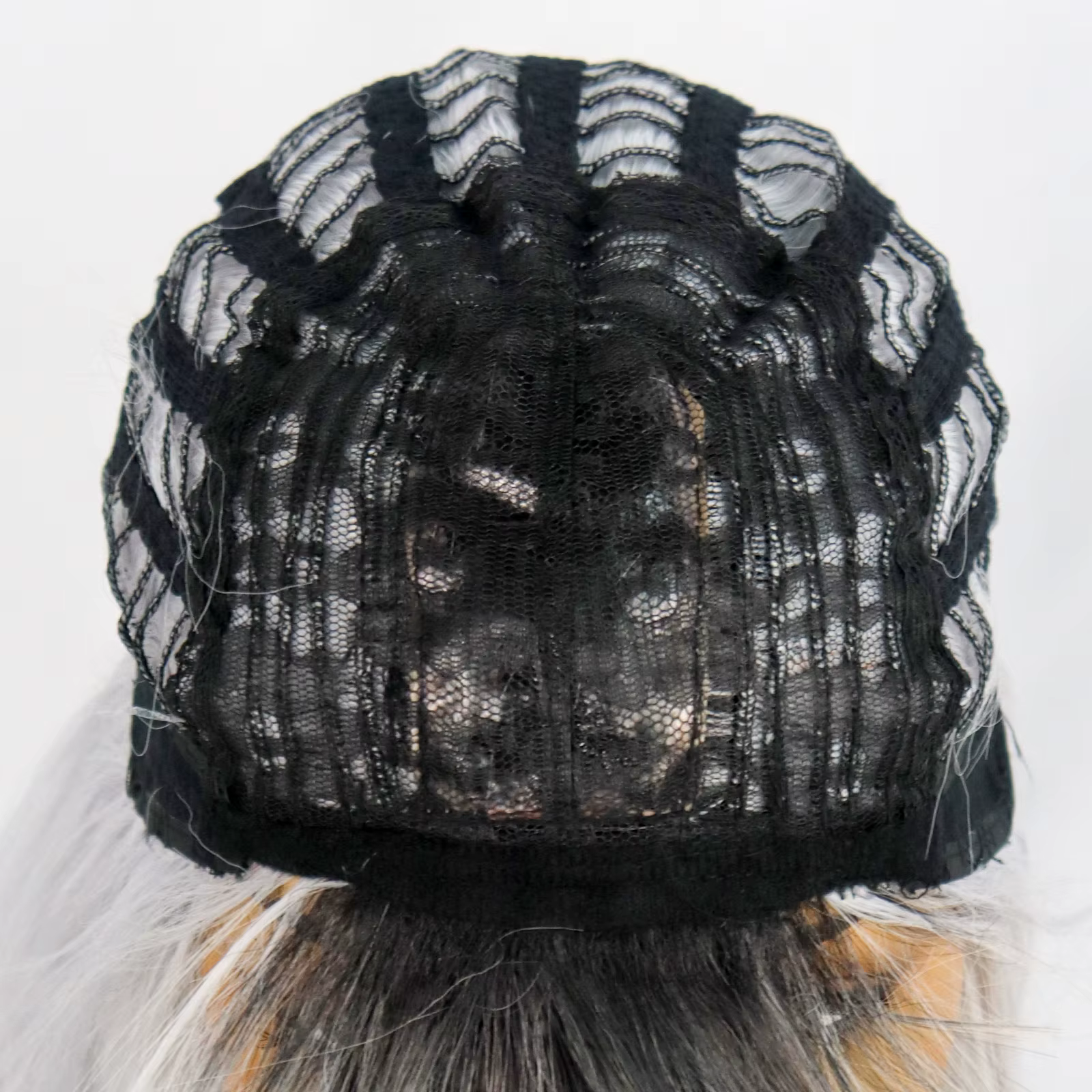 Perruque synthétique ombrée noir-gris avec frange