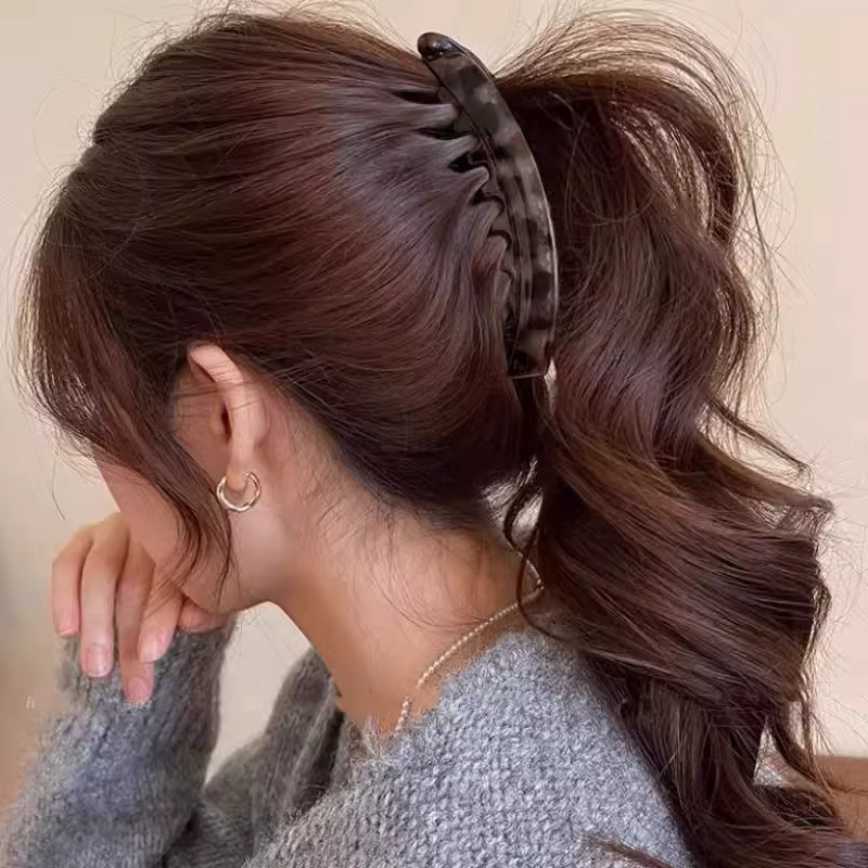 Grande pince à queue haute avec moelleux naturel et volume de cheveux accru.