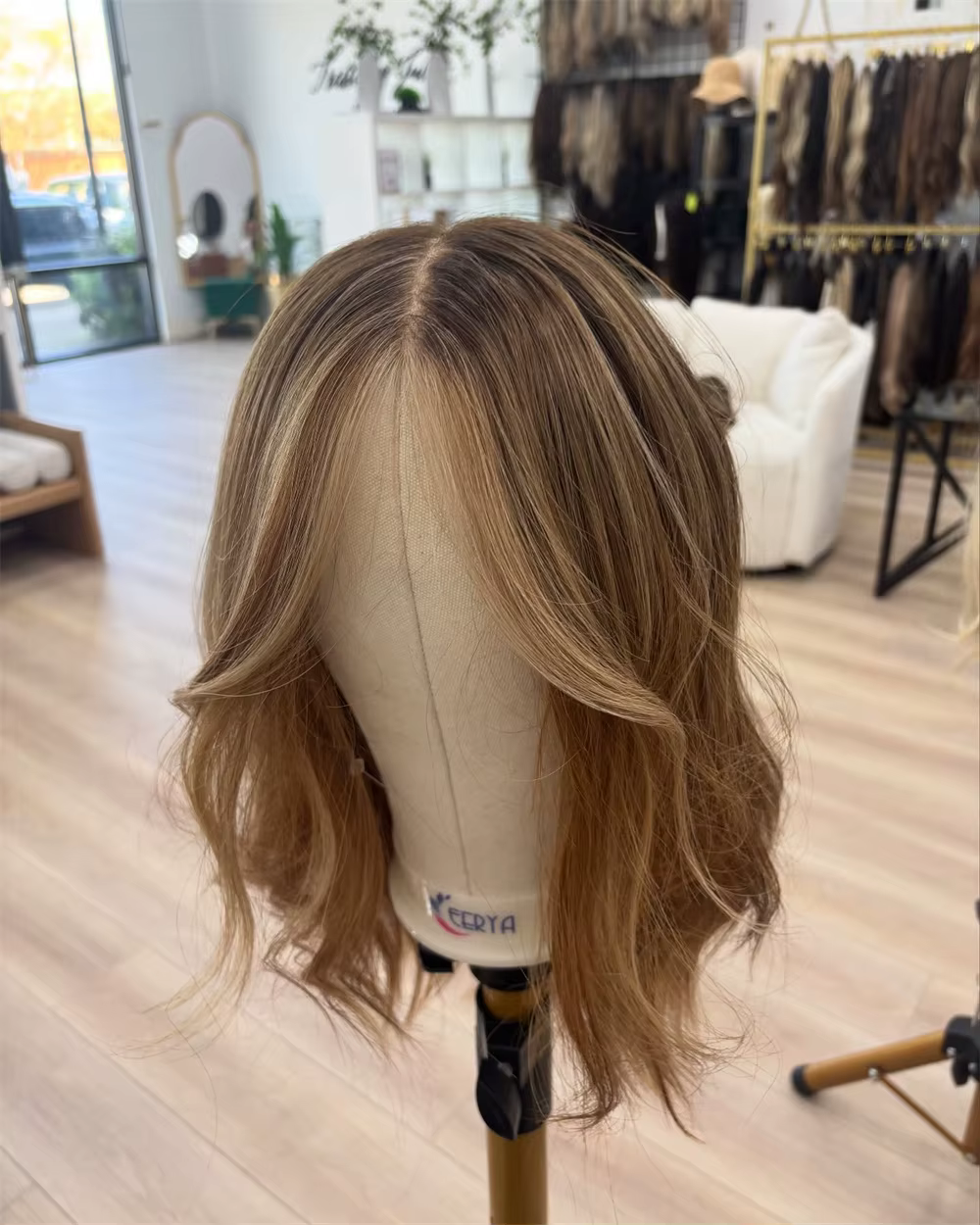 Perruque Courte Blonde avec Mèches Ondulées