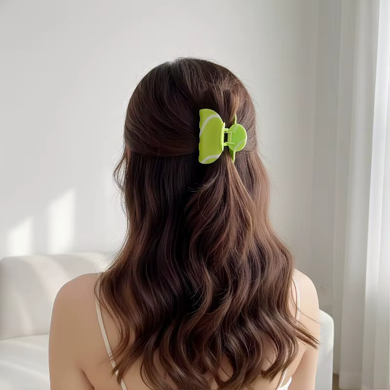 Montrez votre amour pour le tennis avec cette pince à cheveux en acétate – Accessoire tendance en forme de requin pour