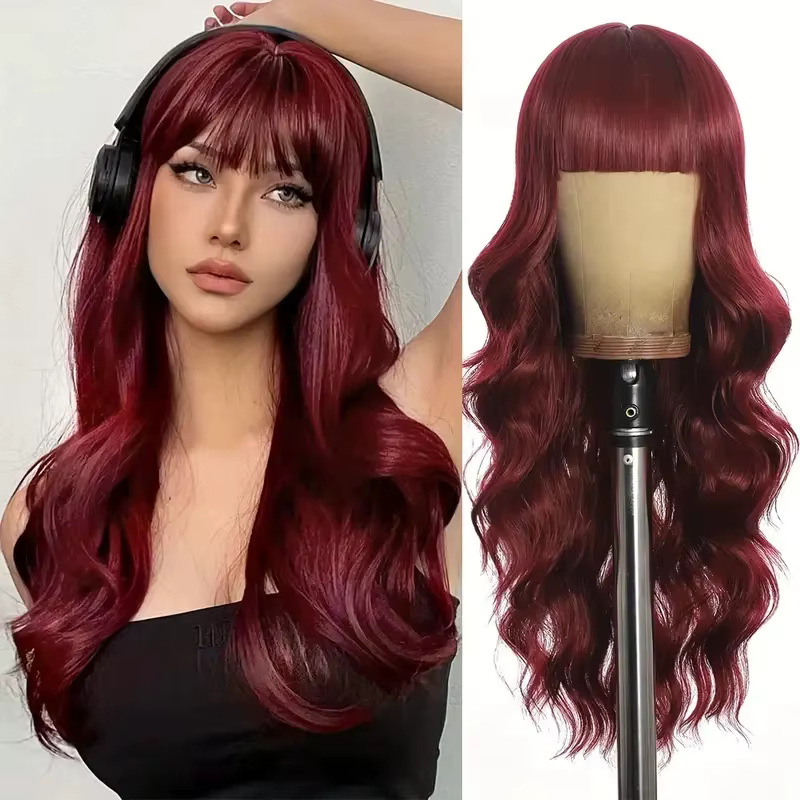 Perruque synthétique couleur vin rouge avec cheveux longs bouclés et frange pour un usage quotidien en fête. Fabriqué en fibre capillaire haute température.