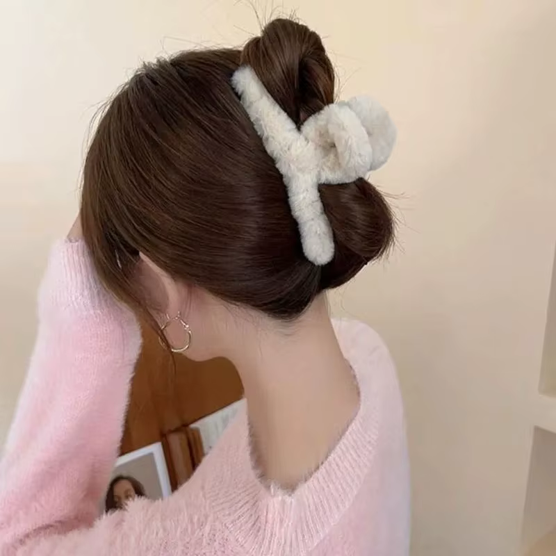 Nouveau hiver fausse fourrure griffe de cheveux pour les femmes élégant acrylique crabe Barrette épingle