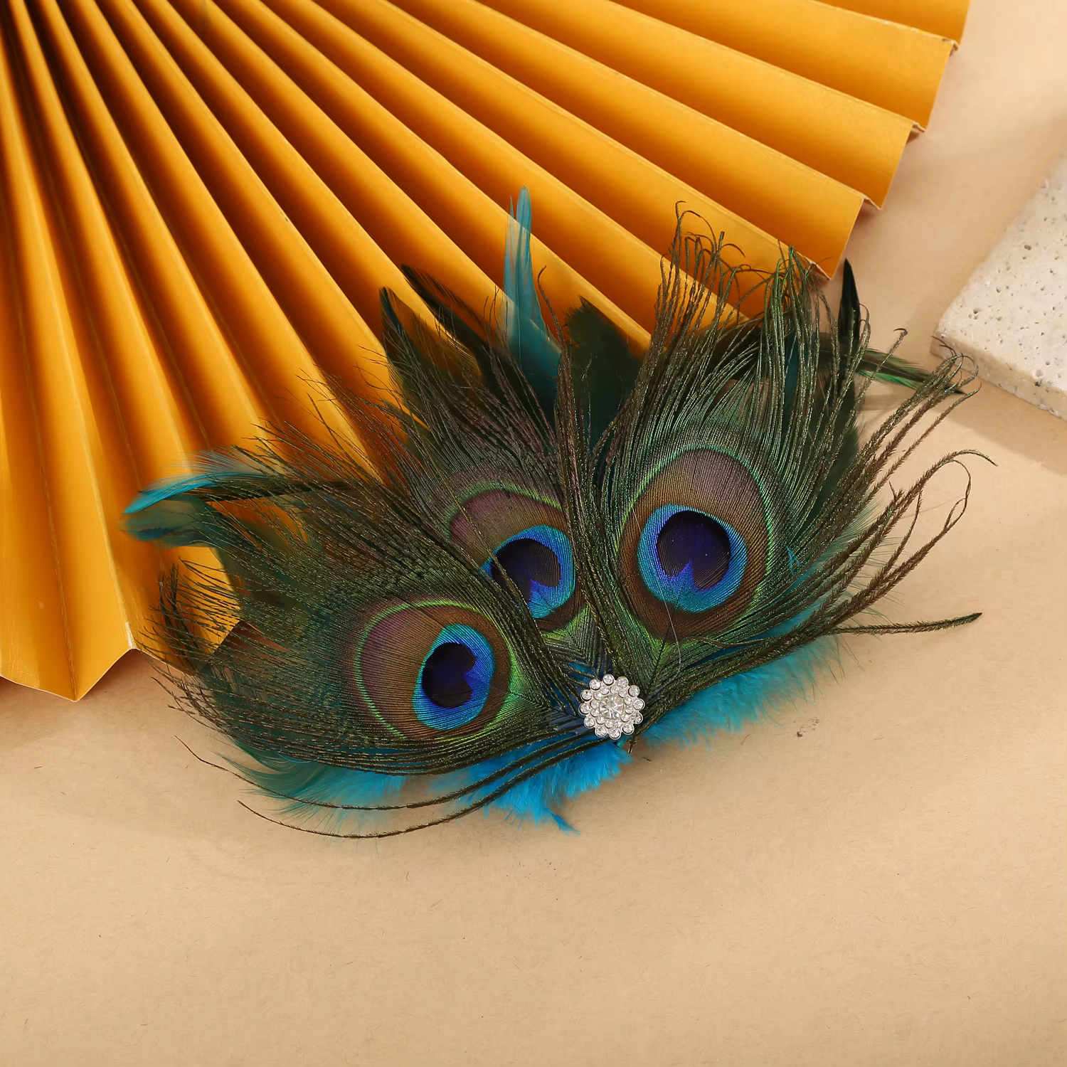 Pince à cheveux élégante en plumes de paon