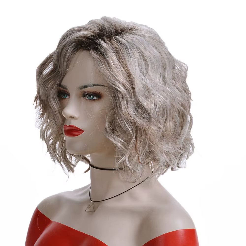 Perruques de cheveux synthétiques 12 pouces gris argenté perruque courte bouclée femmes naturel couches longueur