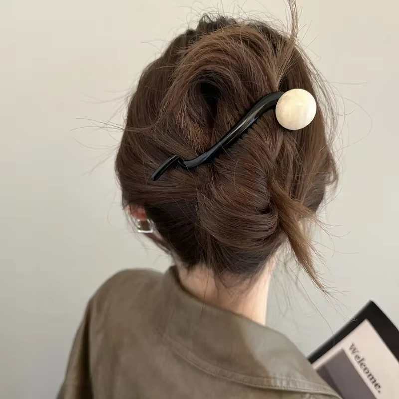 Pince à cheveux torsadée à la mode
