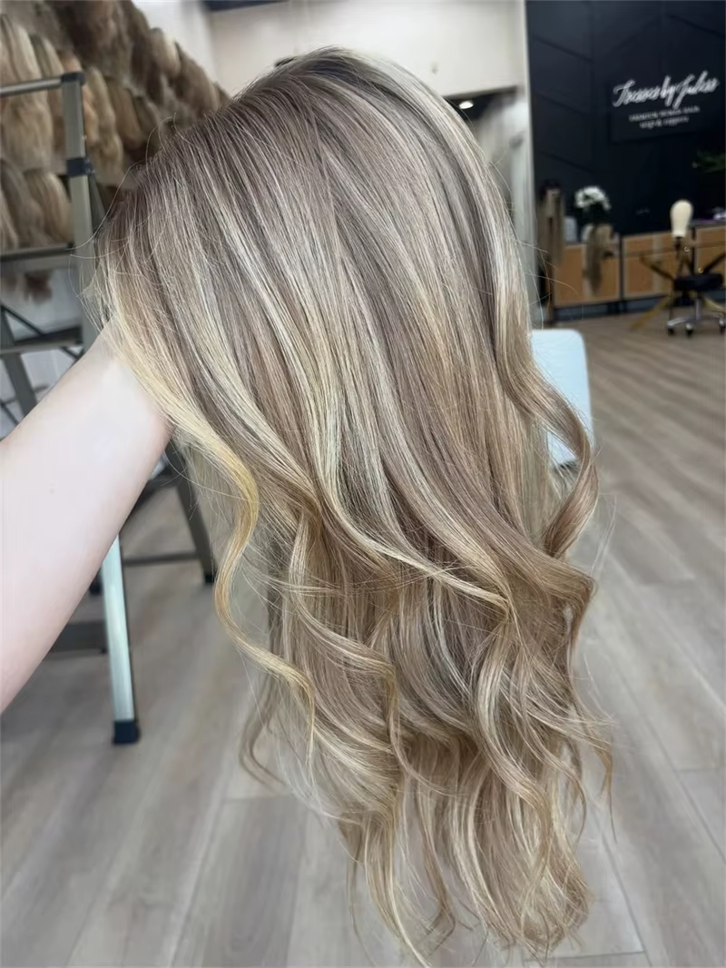 Perruques Lace Front Futura Ash Blonde Ombre pour femmes