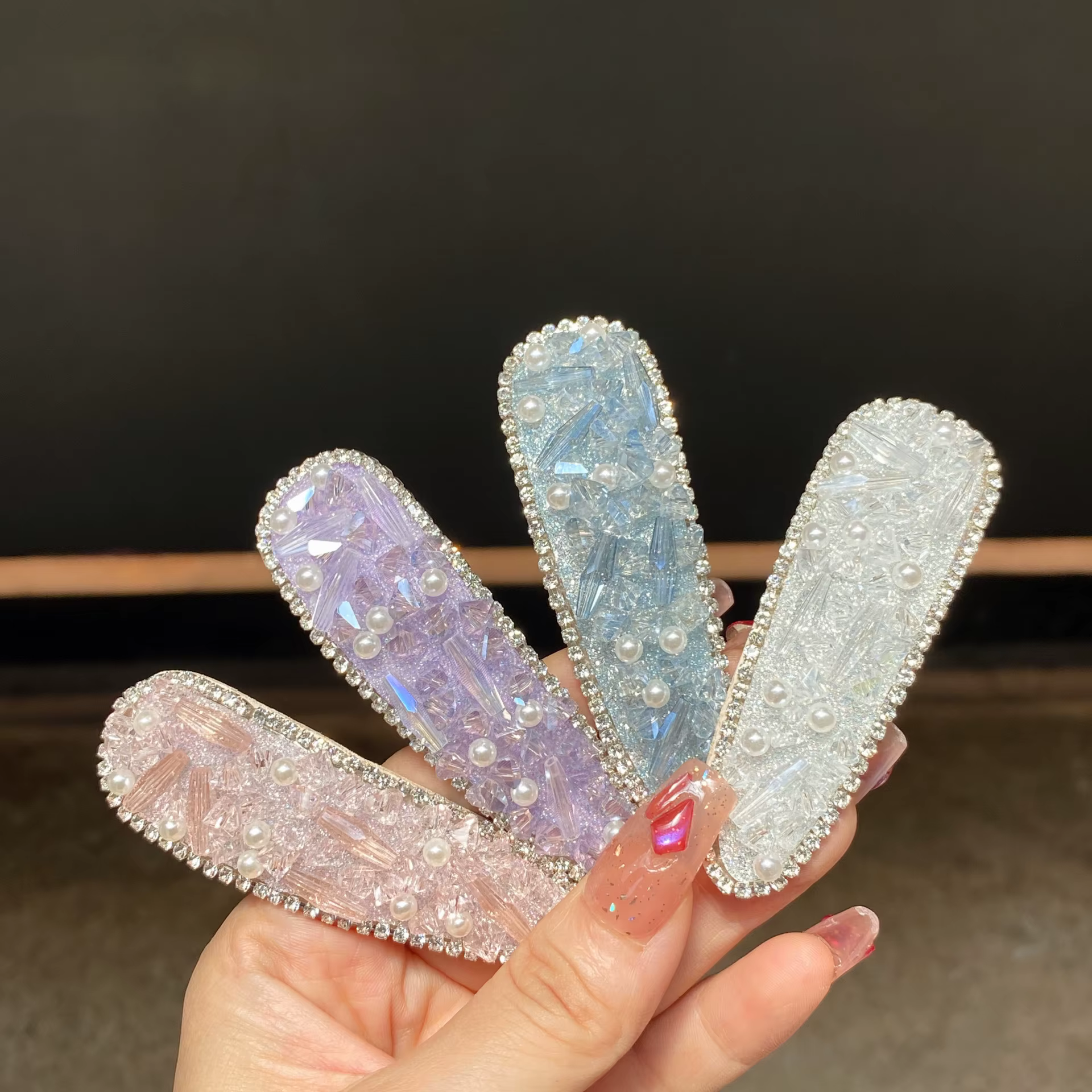 Pince à cheveux en strass : élégante et polyvalente pour femme